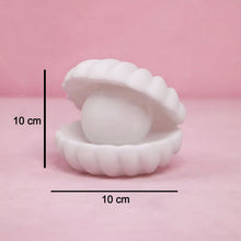 Pearl lamp on desk